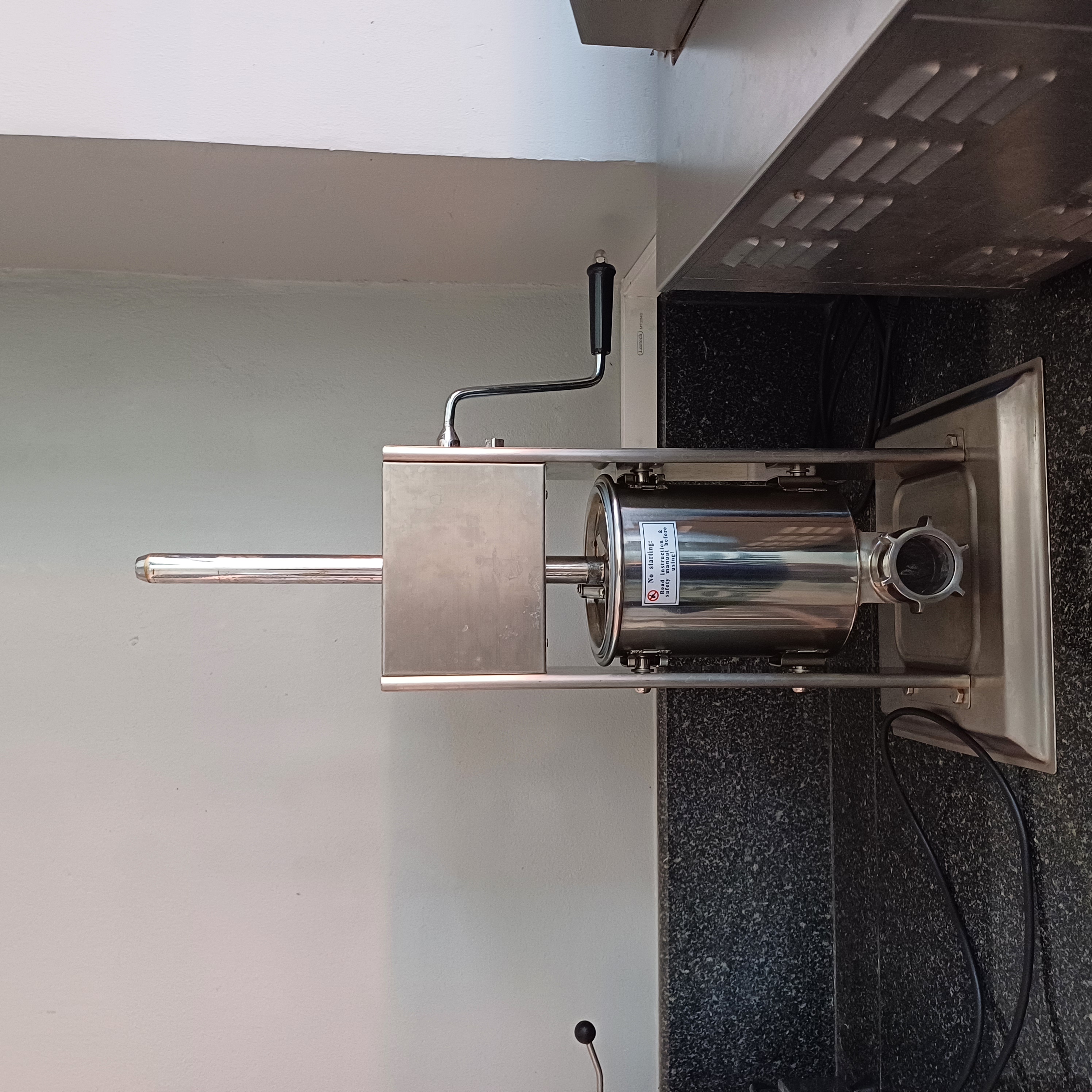 Vertical sausage stuffer 